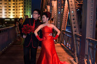 Fotografía de la boda en shanghai puente jardín. Suzhou Creek, Waibaidu (Jardín) Bridge, iluminado por la noche, Shanghai, China. El puente Waibaidu, Waibaidu Qiáo, llamado el puente del jardín en Inglés, es el primer puente completamente de acero, y el único ejemplo sobreviviente de un puente de braguero camello, en China. El cuarto puente exterior construido en su lugar desde 1856, en el de aguas abajo de la desembocadura del río Suzhou, cerca de su confluencia con el río Huangpu, al lado del Bund en el centro de Shanghai, que conecta los distritos de Huangpu y Hongkou, se abrió el puente actual el 20 de enero de 1908. Con su rica historia y un diseño único del puente Waibaidu es uno de los símbolos de Shanghai.