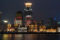 La Federació en la nit i el riu Huangpu. El passeig del Bund, Xangai, Xina. Xina Shanghai Turisme Shanghai Skyline vist sobre el riu Huangpu des del Bund. Bin Jiang Avenue, The Bund, Xangai, Xina. Els aspectes més destacats del Bund són, sens dubte, els edificis de l'època colonial que voregen el costat oest de Zhongshan Dong Yi Lu, destacats dels quals inclouen l'antic Consolat Britànic, Casa de la Duana, l'ex Hong Kong i Xangai Bank, ex Xangai Club (ara l'Hotel Waldorf Astoria ), i l'Hotel de la Pau. Per a més detalls sobre aquests edificis, molts dels quals han estat restaurades amb habilitat, i una guia per caminar més completa a aquesta galeria de l'arquitectura europea.