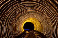 Rastres emmascarats de moviment de llum en un túnel del tren sota el riu Huangpu que uneix el Bund a Pudong, Shanghai, Xina, Àsia. El colorit tren túnel Bund Sightseeing sota el riu Huang Pu connecta Puxi i districtes de Pudong a Xangai Xina Àsia. El Bund Sightseeing Tunnel passa sota el riu Huangpu que connecta la zona de Pudong Districte Bund i Lujiazui. La seva longitud és de 646.7 metres. El Bund Sightseeing Tunnel és gairebé una instal·lació virtual sota el sòl i proporciona una experiència memorable dels efectes multimèdia especials. Els compartiments de turisme tren maglev són completament transparents i que permet a la vista de 360 graus.