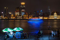 La Federació en la nit i el riu Huangpu. El passeig del Bund, Xangai, Xina. Xina Shanghai Turisme Shanghai Skyline vist sobre el riu Huangpu des del Bund. Bin Jiang Avenue, The Bund, Xangai, Xina. Els aspectes més destacats del Bund són, sens dubte, els edificis de l'època colonial que voregen el costat oest de Zhongshan Dong Yi Lu, destacats dels quals inclouen l'antic Consolat Britànic, Casa de la Duana, l'ex Hong Kong i Xangai Bank, ex Xangai Club (ara l'Hotel Waldorf Astoria ), i l'Hotel de la Pau. Per a més detalls sobre aquests edificis, molts dels quals han estat restaurades amb habilitat, i una guia per caminar més completa a aquesta galeria de l'arquitectura europea.