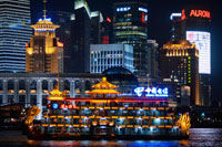 Pudong Skyline, por la noche, Shanghai, China. Horizonte de Pudong, visto desde el Bund, con Torre de marca de la Perla Oriental y la torre Jin Mao, Shangai, China. La palabra "bund" significa un terraplén o un muelle terraplenado. La palabra proviene de la palabra persa banda, a través de indostánica, lo que significa un terraplén, dique o presa (un cognado de términos en inglés "atar", "bonos" y "banda", y la palabra alemana "Bund", etc.). Por tanto, se nombra después de las federaciones / diques en Bagdad a lo largo del Tigris, cuando los Judios Baghdadi como la prominente familia Sassoon establecieron sus negocios en Shanghai en el siglo 19 y construido en gran medida en el Bund en el Huangpo. En estas ciudades portuarias chinas, el término Inglés llegó a significar, sobre todo, el muelle con dique a lo largo de la orilla. En Inglés, "Bund" se pronuncia para rimar con "fondo". Existen numerosos sitios en la India, China y Japón, que son llamados "bonos"