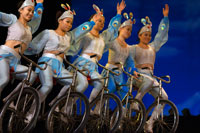 Rendimiento Acrobat bicicleta Shanghai Centre Shanghai China. Centro de Shanghai. Shanghai Zaji Tuan. En el interior de una compañía de Shanghai de la magia y acrobacia, (Shanghai Shangcheng). Theatre Centre. Shanghai Troupe Acrobática. Shanghai Troupe Acrobática es el grupo de acróbatas más antigua de Shanghai y bien conocida en todo el mundo. Después de los espectáculos con animales fueron prohibidos en el Shanghai Circus World, el grupo se trasladó a la lujosa Shanghai Centre Theatre en 2005. Este grupo experimentado ha logrado con habilidad para reunir a un espectáculo que lo tiene todo. Mientras se mantiene un sabor tradicional, el rendimiento es moderno, con hazañas extremas para mantenerse en el borde de su asiento. La historia es cautivadora e incluso el público puede participar!
