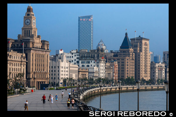 El passeig del Bund, Xangai, Xina. Xina Shanghai Turisme Shanghai Skyline vist sobre el riu Huangpu des del Bund. Bin Jiang Avenue, The Bund, Xangai, Xina. Els aspectes més destacats del Bund són, sens dubte, els edificis de l'època colonial que voregen el costat oest de Zhongshan Dong Yi Lu, destacats dels quals inclouen l'antic Consolat Britànic, Casa de la Duana, l'ex Hong Kong i Xangai Bank, ex Xangai Club (ara l'Hotel Waldorf Astoria ), i l'Hotel de la Pau. Per a més detalls sobre aquests edificis, molts dels quals han estat restaurades amb habilitat, i una guia per caminar més completa a aquesta galeria de l'arquitectura europea. A més de la seva arquitectura colonial lloc d'interès, però, el Bund té algunes altres petites atraccions. En el seu extrem nord, el rehabilitat Suzhou Creek entra al riu Huangpu sota de la (59 ft.) De ferro a tot el 18m Pont Waibaidu, construït el 1906 per reemplaçar el pont de peatge original de fusta construïda en 1856 per un home de negocis anglès. El pont va ser restaurat per última vegada el 2009. A la vora del riu s'aixeca un obelisc de granit, Monument als Herois del Poble, construït el 1993 i dedicada als patriotes xinesos (com es defineix pel Partit Comunista) a partir de la dècada de 1840. El Museu Bund Història (9 PM-16: 15; entrada gratuïta), que conté alguns artefactes i algunes fotografies interessants del Bund, es troba a la base; No obstant això, al tancament d'aquesta edició, el museu estava tancat per reformes. Just al sud del monument que solia ser el parc Huangpu Gongyuan, originalment els jardins públics britànics van construir en 1868. En els primers dies, només els funcionaris xinesos que acompanyen als seus amos estrangers se'ls va permetre entrar al parc. Els gossos també van ser prohibides, el que porta en els anys posteriors a la apòcrifa NO signe XINÈS O S'ADMETEN GOSSOS s'atribueix al parc. El parc va ser inaugurat finalment a la Xina el 1926, però avui en dia, te es converteixen en part del passeig Bund amb la recent renovació. Al sud d'aquí, davant de l'Hotel de la Pau, és l'entrada a la zona de vianants Bund Sightseeing Tunnel (Waitan Guanguang Suidao) (tots els dies de 8 am a 22:30 23:00 de divendres a diumenge; admissió ¥ 55 d'anada i tornada, 45 ¥ en un sol sentit) situat sota el Huangpu. Completar amb els cotxes de tramvia i un espectacle de llums, el túnel connecta el centre de Xangai a la Nova Àrea de Pudong i la Torre de Televisió Perla Oriental. També aquí es troba una estàtua de Chen Yi, el primer alcalde de Xangai després de 1949 i la imatge de Mao Zedong, almenys en bronze. Més cap al sud pel Bund Promenade estan a desenes de venedors, alguns restaurants i excel·lents miradors que donen al riu. En la intersecció amb Yan'an Dong Lu, també es donarà compte d'una pintoresca torre de senyals, una torre de maó ronda prim que va servir com una torre de control de trànsit al riu durant l'època colonial. El primer va ser construït el 1884, la torre va ser reconstruïda en 1907, i també va transmetre els informes meteorològics. El 1993 durant l'ampliació de Zhongshan Lu, es va traslladar 20 metres (66 peus.) Al seu lloc actual. A uns 20 minuts a peu més baix al passeig marítim són els molls per als creuers pel riu Huangpu.