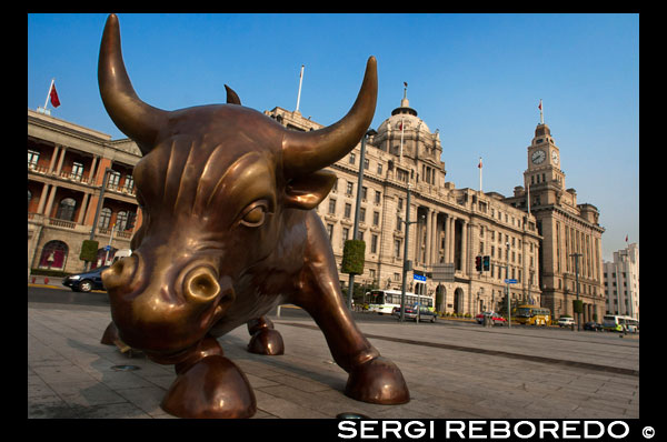 Shanghai Bull Germana de Wall Street Bull. Escultura de bronze de toro en el Bund a Xangai Xina. Càrrega de Toro estàtua d'Arturo Di Modica (anomenat Xangai Bull, Bund Financial Bull o Bund Bull) al Bund, Xangai, Xina. El Shanghai Bull, el Bund Financial Bull o el Bund Bull són sobrenoms associats amb un derivat del Toro de càrrega d'Arturo Di Modica instal·lada a finals d'abril de 2010 i va donar a conèixer en el Bund a Xangai el 15 de maig de 2010. El 5000 lliures (2300 kg) obra d'art es diu que té la mateixa altura, longitud i pes que el Toro de càrrega de la ciutat de Nova York. El toro és vermellós com un homenatge al país que va encarregar l'obra. S'inclina a la dreta en comptes de l'esquerra com el Toro de càrrega i té una cua més amenaçant. La popularitat del Toro ha estat un problema per a les autoritats locals. El toro es coneix per molts noms a la premsa amb un que deia que els dignataris locals tendeixen a anomenar el Bund Financial Bull. Moltes històries utilitzen el sobrenom del Bund Bull. Algunes històries es refereixen a ella com la Xangai Bull per diferenciar-lo d'un altre bou més famós de l'artista a Nova York. Es troba en el Bund, que es considera que és un lloc que simbolitza l'era del capitalisme colonial europea a la Xina, i serà al costat del riu Huangpu, al districte de Pudong de Xangai, que és un creixement dinàmic zona de desenvolupament econòmic. El toro es troba en una plaça amb quatre pantalles de preu de les accions a través del riu del districte financer de la ciutat. La plaça de recent obertura està sent anomenat Bund plaça financera. Igual que el seu homòleg de Wall Street, els genitals masculins del Bund Bull es rumoreja per produir bona sort quan va acariciar. La recerca d'aquest tipus de bona fortuna ha contribuït a la Butlla de necessitar ser acordonada i vigilada, a diferència del Wall Street Bull. Malgrat una seguretat constant, els visitants intenten pujar al toro per pregar per bona sort i penjar bosses en les banyes mentre pren les imatges. Finalment, l'acordonament es va suspendre a causa de la forta desig públic d'estar a prop del toro.