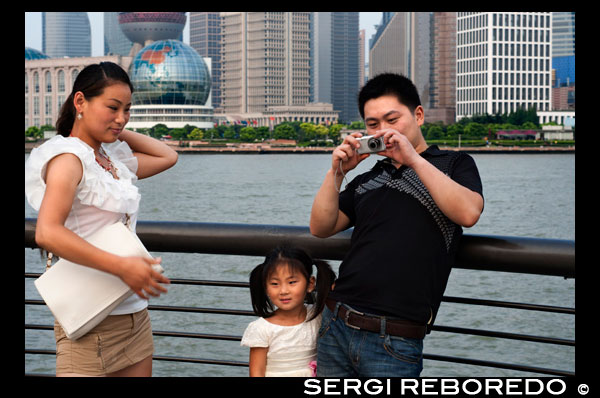 El passeig del Bund, Xangai, Xina. Xina Shanghai Turisme Shanghai Skyline vist sobre el riu Huangpu des del Bund. Bin Jiang Avenue, The Bund, Xangai, Xina. Els aspectes més destacats del Bund són, sens dubte, els edificis de l'època colonial que voregen el costat oest de Zhongshan Dong Yi Lu, destacats dels quals inclouen l'antic Consolat Britànic, Casa de la Duana, l'ex Hong Kong i Xangai Bank, ex Xangai Club (ara l'Hotel Waldorf Astoria ), i l'Hotel de la Pau. Per a més detalls sobre aquests edificis, molts dels quals han estat restaurades amb habilitat, i una guia per caminar més completa a aquesta galeria de l'arquitectura europea. A més de la seva arquitectura colonial lloc d'interès, però, el Bund té algunes altres petites atraccions. En el seu extrem nord, el rehabilitat Suzhou Creek entra al riu Huangpu sota de la (59 ft.) De ferro a tot el 18m Pont Waibaidu, construït el 1906 per reemplaçar el pont de peatge original de fusta construïda en 1856 per un home de negocis anglès. El pont va ser restaurat per última vegada el 2009. A la vora del riu s'aixeca un obelisc de granit, Monument als Herois del Poble, construït el 1993 i dedicada als patriotes xinesos (com es defineix pel Partit Comunista) a partir de la dècada de 1840. El Museu Bund Història (9 PM-16: 15; entrada gratuïta), que conté alguns artefactes i algunes fotografies interessants del Bund, es troba a la base; No obstant això, al tancament d'aquesta edició, el museu estava tancat per reformes. Just al sud del monument que solia ser el parc Huangpu Gongyuan, originalment els jardins públics britànics van construir en 1868. En els primers dies, només els funcionaris xinesos que acompanyen als seus amos estrangers se'ls va permetre entrar al parc. Els gossos també van ser prohibides, el que porta en els anys posteriors a la apòcrifa NO signe XINÈS O S'ADMETEN GOSSOS s'atribueix al parc. El parc va ser inaugurat finalment a la Xina el 1926, però avui en dia, te es converteixen en part del passeig Bund amb la recent renovació. Al sud d'aquí, davant de l'Hotel de la Pau, és l'entrada a la zona de vianants Bund Sightseeing Tunnel (Waitan Guanguang Suidao) (tots els dies de 8 am a 22:30 23:00 de divendres a diumenge; admissió ¥ 55 d'anada i tornada, 45 ¥ en un sol sentit) situat sota el Huangpu. Completar amb els cotxes de tramvia i un espectacle de llums, el túnel connecta el centre de Xangai a la Nova Àrea de Pudong i la Torre de Televisió Perla Oriental. També aquí es troba una estàtua de Chen Yi, el primer alcalde de Xangai després de 1949 i la imatge de Mao Zedong, almenys en bronze. Més cap al sud pel Bund Promenade estan a desenes de venedors, alguns restaurants i excel·lents miradors que donen al riu. En la intersecció amb Yan'an Dong Lu, també es donarà compte d'una pintoresca torre de senyals, una torre de maó ronda prim que va servir com una torre de control de trànsit al riu durant l'època colonial. El primer va ser construït el 1884, la torre va ser reconstruïda en 1907, i també va transmetre els informes meteorològics. El 1993 durant l'ampliació de Zhongshan Lu, es va traslladar 20 metres (66 peus.) Al seu lloc actual. A uns 20 minuts a peu més baix al passeig marítim són els molls per als creuers pel riu Huangpu.