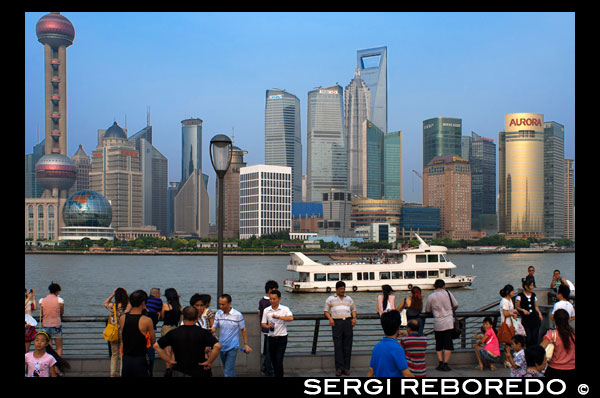 El paseo del Bund, Shanghai, China. China Shanghai Turismo Shanghai Skyline visto sobre el río Huangpu desde el Bund. Bin Jiang Avenue, The Bund, Shanghai, China. Los aspectos más destacados del Bund son, sin duda, los edificios de la época colonial que bordean el lado oeste de Zhongshan Dong Yi Lu, destacados de los cuales incluyen el antiguo Consulado Británico, Casa de la Aduana, el ex Hong Kong y Shanghai Bank, ex Shanghai Club (ahora el Hotel Waldorf Astoria ), y el Hotel de la Paz. Para más detalles sobre estos edificios, muchos de los cuales han sido restauradas con habilidad, y una guía para caminar más completa a esta galería de la arquitectura europea. Además de su arquitectura colonial lugar de interés, sin embargo, el Bund tiene algunas otras pequeñas atracciones. En su extremo norte, el rehabilitado Suzhou Creek entra en el río Huangpu debajo de la (59 ft.) De hierro en todo el 18m Puente Waibaidu, construido en 1906 para reemplazar el puente de peaje original de madera construida en 1856 por un hombre de negocios Inglés. El puente fue restaurado por última vez en 2009. En la orilla del río se levanta un obelisco de granito, Monumento a los Héroes del Pueblo, construido en 1993 y dedicada a los patriotas chinos (como se define por el Partido Comunista) a partir de la década de 1840. El Museo Bund Historia (9 am-16:15; entrada gratuita), que contiene algunos artefactos y algunas fotografías interesantes del Bund, se encuentra en su base; Sin embargo, al cierre de esta edición, el museo estaba cerrado por reformas. Justo al sur del monumento que solía ser el parque Huangpu Gongyuan, originalmente los jardines públicos británicos construyeron en 1868. En los primeros días, sólo los funcionarios chinos que acompañan a sus amos extranjeros se les permitió entrar en el parque. Los perros también fueron prohibidas, lo que lleva en los años posteriores a la apócrifa NO signo CHINO O SE ADMITEN PERROS se atribuye al parque. El parque fue inaugurado finalmente a China en 1926, pero hoy en día, tiene simplemente se convierten en parte del paseo Bund con la reciente renovación. Al sur de aquí, frente al Hotel de la Paz, es la entrada a la zona peatonal Bund Sightseeing Tunnel (Waitan Guanguang Suidao) (todos los días de 8 am a 22:30, 23:00 de viernes a domingo; admisión ¥ 55 de ida y vuelta, ¥ 45 en un solo sentido) ubicado debajo del Huangpu. Completar con los coches de tranvía y un espectáculo de luces, el túnel conecta el centro de Shanghai a la Nueva Área de Pudong y la Torre de Televisión Perla Oriental. También aquí se encuentra una estatua de Chen Yi, el primer alcalde de Shanghai después de 1949 y la viva imagen de Mao Zedong, al menos en bronce. Más hacia el sur por el Bund Promenade están a decenas de vendedores, algunos restaurantes y excelentes miradores que dan al río. En la intersección con Yan'an Dong Lu, también se dará cuenta de una pintoresca torre de señales, una torre de ladrillo ronda delgado que sirvió como una torre de control de tráfico en el río durante la época colonial. El primero fue construido en 1884, la torre fue reconstruida en 1907, y también transmitió los informes meteorológicos. En 1993 durante la ampliación de Zhongshan Lu, se trasladó 20 metros (66 pies.) A su sitio actual. A unos 20 minutos a pie más abajo en el paseo marítimo son los muelles para los cruceros por el río Huangpu.