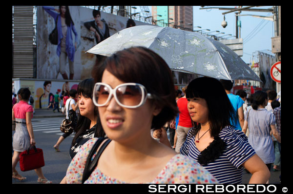 Dones que fan compres a Nanjing Road, Shanghai. Nanjing Road (xinès: ???, pinyin :? Nánj ng LU) és la principal carrer comercial de Xangai, Xina, i és un dels carrers comercials més actives del món. Porta el nom de la ciutat de Nanjing, capital de la província de Jiangsu veïna Xangai. Nanjing Road d'avui consta de dues seccions, Nanjing Road East i West Nanjing Road. En alguns contextos, "Nanjing Road" es refereix només al que era pre-1945 Nanjing Road, l'actual Nanjing Road East, que és en gran part de vianants. Abans de l'adopció de la romanització pinyin en la dècada de 1950, el seu nom va ser traduït com Nanking Road a Anglès. La història de Nanjing Road es remunta a l'any 1845. En aquest moment se li va cridar "Park Lane", que s'estenia des del Bund a He'nan Road. En 1854, es va ampliar a Zhejiang Road, i vuit anys més tard, un cop més estesa a Xizang Road. En 1862, va ser nomenat formalment "Nanking Road" pel Consell Municipal, que administra l'Acord Internacional. En xinès es refereix generalment com la carretera principal (???). Al voltant de 1930 va ser una bulliciosa carrer amb almenys un casino reportat (probablement en el nr. 181). [Cita requerida] En 1943 l'Acord Internacional va ser anul·lat, i després de la Segona Guerra Mundial, el govern va canviar el seu nom del carrer Nanking a "East Nanjing Road ", per la seva banda, també va canviar el nom de l'ex Carrer del Pou Burbujeante" West Nanjing Road ", i el nom general dels dos camins es va convertir en" Nanjing Road ", que comprèn cinc quilòmetres de longitud total.