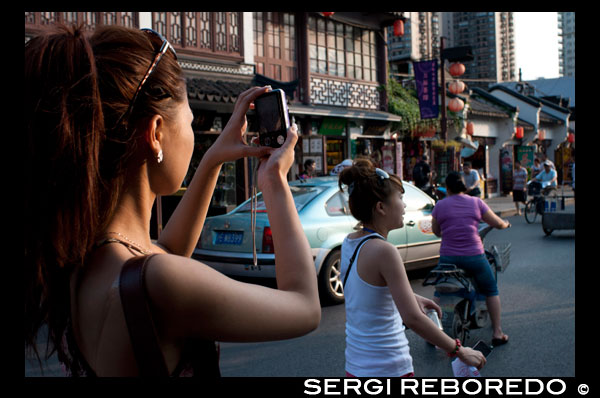 Fotografías tomadas alrededor de pequeñas tiendas en la Ciudad Vieja, Shanghai, China. La ciudad vieja de Shanghai, Shangh? I L? O Chengxi? Ng, también conocido anteriormente como la ciudad china, es el núcleo urbano tradicional de Shanghai, China. Su límite se definía por una muralla defensiva. La Ciudad Vieja fue el asiento de condado para el antiguo condado de Shanghai. Con el advenimiento de las concesiones extranjeras en Shanghai, la ciudad vieja se convirtió en sólo una parte del núcleo urbano de Shanghai, pero continuó en las décadas por ser la sede de la autoridad de China en Shanghai. Las características notables incluyen el Templo del Dios de la Ciudad, ubicado en el centro de la Ciudad Vieja y está conectado con el Jardín Yuyuan. Con la excepción de dos secciones cortas, las paredes fueron demolidas en 1912, y una amplia avenida circular construida sobre la antigua muralla y el foso: la mitad sur se llamó el "Zhonghua Road" y la mitad norte de la "Minguo Road" (juntos haciendo arriba "Zhonghua Minguo", o "República de China" en chino). (La mitad norte pasó a llamarse "Renmin Road" ("Camino del Pueblo") en 1950 por el nuevo gobierno comunista de Shanghai). La Ciudad Vieja fue durante décadas en gran parte colindante con el antiguo Distrito Nanshi, que ahora es parte de distrito de Huangpu.