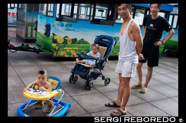 Fathers take car of his children in the streets of Shanghai. Shanghai has a lot to offer your kids when they get tired of being dragged to another classical garden, one more Chinese meal or another shopping market. If you're bringing your kids to China, then it's easy to make Shanghai about them. Between watching the kites fly in Century Park to checking out the Pandas at the Shanghai Zoo, you'll be able to entertain your kids for an afternoon or two, and probably be able to bribe them into coming with you to one more Buddhist temple while you're at it. 