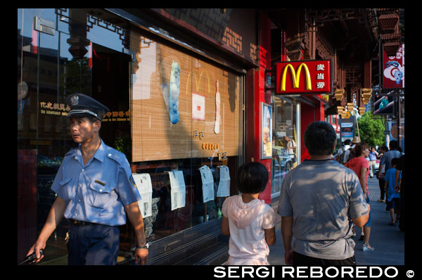 Mc Donnalds tiendas alrededor de pequeños en la Ciudad Vieja, Shanghai, China. Un letrero Mc Donalds en Shanghai, China. La ciudad vieja de Shanghai, Shangh? I L? O Chengxi? Ng, también conocido anteriormente como la ciudad china, es el núcleo urbano tradicional de Shanghai, China. Su límite se definía por una muralla defensiva. La Ciudad Vieja fue el asiento de condado para el antiguo condado de Shanghai. Con el advenimiento de las concesiones extranjeras en Shanghai, la ciudad vieja se convirtió en sólo una parte del núcleo urbano de Shanghai, pero continuó en las décadas por ser la sede de la autoridad de China en Shanghai. Las características notables incluyen el Templo del Dios de la Ciudad, ubicado en el centro de la Ciudad Vieja y está conectado con el Jardín Yuyuan. Con la excepción de dos secciones cortas, las paredes fueron demolidas en 1912, y una amplia avenida circular construida sobre la antigua muralla y el foso: la mitad sur se llamó el "Zhonghua Road" y la mitad norte de la "Minguo Road" (juntos haciendo arriba "Zhonghua Minguo", o "República de China" en chino). (La mitad norte pasó a llamarse "Renmin Road" ("Camino del Pueblo") en 1950 por el nuevo gobierno comunista de Shanghai). La Ciudad Vieja fue durante décadas en gran parte colindante con el antiguo Distrito Nanshi, que ahora es parte de distrito de Huangpu.