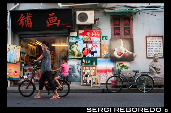 Las pequeñas tiendas en la Ciudad Vieja, Shanghai, China. La ciudad vieja de Shanghai, Shangh? I L? O Chengxi? Ng, también conocido anteriormente como la ciudad china, es el núcleo urbano tradicional de Shanghai, China. Su límite se definía por una muralla defensiva. La Ciudad Vieja fue el asiento de condado para el antiguo condado de Shanghai. Con el advenimiento de las concesiones extranjeras en Shanghai, la ciudad vieja se convirtió en sólo una parte del núcleo urbano de Shanghai, pero continuó en las décadas por ser la sede de la autoridad de China en Shanghai. Las características notables incluyen el Templo del Dios de la Ciudad, ubicado en el centro de la Ciudad Vieja y está conectado con el Jardín Yuyuan. Con la excepción de dos secciones cortas, las paredes fueron demolidas en 1912, y una amplia avenida circular construida sobre la antigua muralla y el foso: la mitad sur se llamó el "Zhonghua Road" y la mitad norte de la "Minguo Road" (juntos haciendo arriba "Zhonghua Minguo", o "República de China" en chino). (La mitad norte pasó a llamarse "Renmin Road" ("Camino del Pueblo") en 1950 por el nuevo gobierno comunista de Shanghai). La Ciudad Vieja fue durante décadas en gran parte colindante con el antiguo Distrito Nanshi, que ahora es parte de distrito de Huangpu.