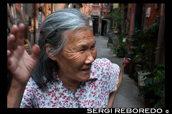 Xina, Botigues Old Poble de Shanghai Stall Street Ciutat. La ciutat vella de Xangai, Shangh? I L? O Chengxi? Ng, també conegut anteriorment com la ciutat xinesa, és el nucli urbà tradicional de Xangai, Xina. El seu límit es definia per una muralla defensiva. La Ciutat Vella va ser el seient de comtat per l'antic comtat de Xangai. Amb l'adveniment de les concessions estrangeres a Xangai, la ciutat vella es va convertir en només una part del nucli urbà de Xangai, però va continuar en les dècades per ser la seu de l'autoritat de la Xina a Xangai. Les característiques notables inclouen el Temple del Déu de la Ciutat, situat al centre del nucli antic i està connectat amb el Jardí Yuyuan. Amb l'excepció de dues seccions curtes, les parets van ser demolides el 1912, i una àmplia avinguda circular construïda sobre l'antiga muralla i el fossat: la meitat sud es va anomenar el "Zhonghua Road" i la meitat nord de la "Minguo Road" (junts fent dalt "Zhonghua Minguo", o "República de la Xina" en xinès). (La meitat nord va passar a cridar-se "Renmin Road" ("Camí del Poble") en 1950 pel nou govern comunista de Xangai). La Ciutat Vella va ser durant dècades en gran part confrontant amb l'antic Districte Nanshi, que ara és part de districte de Huangpu.