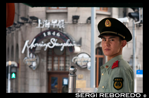 Policía de Shanghai en la calle, cerca de la mañana Shanghai Hotel. El Restaurante Histórico 1846 "Morning Shanghai" ha sido restaurado y está todavía abierto hoy. La Policía Municipal de Shanghai fue la fuerza policial del Consejo Municipal de Shanghai, que rige el Acuerdo internacional de Shangai entre 1854 y 1943, cuando el establecimiento fue retrocedido a control chino. Inicialmente compuesto por los europeos, la mayoría de ellos británicos, la fuerza incluidos chino después de 1864, y se amplió durante los próximos 90 años para incluir una Sucursal Sikh (establecida 1884), un contingente japonés (desde 1916), y un voluntario a tiempo parcial Especial policía (desde 1918). En 1941 adquirió una Destacamento Auxiliar de Rusia (anteriormente el regimiento ruso del Cuerpo de Voluntarios de Shanghai) fuerzas .SHANGHAI-policía de aquí empezaron a portar armas de fuego por primera vez en seis décadas en un programa de varias ciudades chinas planean replicar en respuesta a los crecientes temores de la violencia de la delincuencia y el terrorismo. El fin de semana, más de 1.000 agentes de la calle-patrulla comenzaron a llevar revólveres 9 milímetros, dijo la Oficina de Seguridad Pública de Shanghai. Varias otras ciudades de China se establecieron para comenzar programas similares. La medida marca una de las políticas más grande se convierte en la estrategia de aplicación de la ley y se produce después de los ataques de cuchillo el 1 de marzo en una estación de tren en la ciudad suroccidental china de Kunming dejó 29 personas muertas.