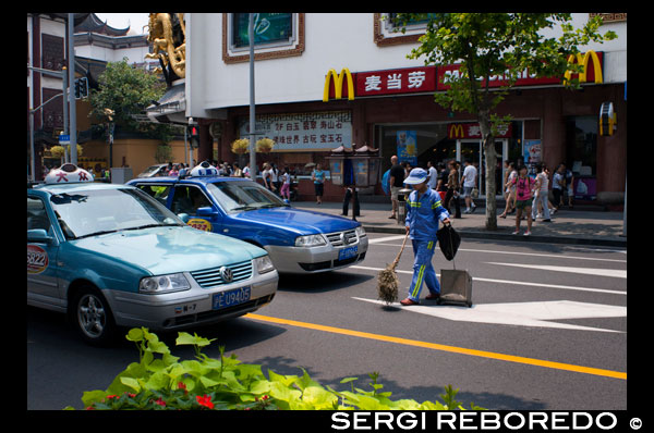 Restaurante Taxis y mc Donalds en Shanghai. McDonalds Corporation se enfrenta a una escasez de productos en algunos puntos de venta en todo el norte y centro del país como resultado de un cambio desde un proveedor de Shanghái que presuntamente vendía carne caducada a algunas cadenas de comida rápida en el país. Puntos de venta de McDonald en Beijing y Shanghai no tienen hamburguesas o pollo y los restaurantes están animando a los clientes a comprar bocadillos de pescado. La estadounidense OSI Group Inc., cuya filial Shanghai Husi Food Co. ha sido acusado por las autoridades chinas de la venta de forma intencionada la carne más allá de su vida útil para empresas de restaurantes, dijo el lunes que está asignando nuevos gerentes para su negocio de China. El equipo de gestores de OSI se centrará en la garantía de calidad, cumplimiento y auditoría en las operaciones en China. David McDonald, presidente de la OSI, dijo la Aurora, Ill., La compañía está investigando empleados actuales y anteriores y, aunque todavía no sabe quién podría ser responsable de la presunta mala conducta en Shanghai Husi, la empresa va a actuar "con rapidez y de forma global", una vez se entera.