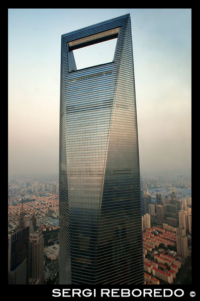 El Shanghai World Financial Center, Shanghai, Xina. El Shanghai World Financial Center, SWFC és un gratacel supertall ubicat al districte de Pudong, a Xangai, Xina. Va ser dissenyat per Kohn Pedersen Fox i desenvolupat pel Mori Building Company, amb Leslie E. Robertson Associates com el seu enginyer estructural i la Xina State Construction Engineering Corp i Construcció de Xangai (Group) Co general com contractista principal. És un gratacel d'ús mixt, que consisteix en oficines, hotels, sales de conferències, plataformes d'observació i centres comercials de la planta baixa. Park Hyatt Shanghai és component de l'hotel de la torre, que comprèn 174 habitacions i suites. Ocupant la 79ª als pisos 93, superant el Grand Hyatt Shanghai a la plantes 53 i 87 o de la veïna Torre Jin Mao. És el segon hotel més alt del món després de The Ritz-Carlton, Hong Kong, que ocupa els pisos 102-118 del Centre Internacional de Comerç. El 14 de setembre de 2007, el gratacel es va superar a terme a 492,0 metres (1.614,2 peus), el que, al seu moment, el segon edifici més alt del món i l'estructura més alta a la Xina continental. També tenia el pis ocupat més alt i la major alçada fins al sostre, dues categories que s'utilitzen per determinar el títol de "edifici més alt del món". El SWFC obrir el 28 d'agost de 2008, amb el seu obertura coberta d'observació el 30 d'agost. Aquesta plataforma d'observació, el món del més alt en el moment de la seva finalització, ofereix vistes de 474 m (1.555 peus) sobre el nivell del sòl.