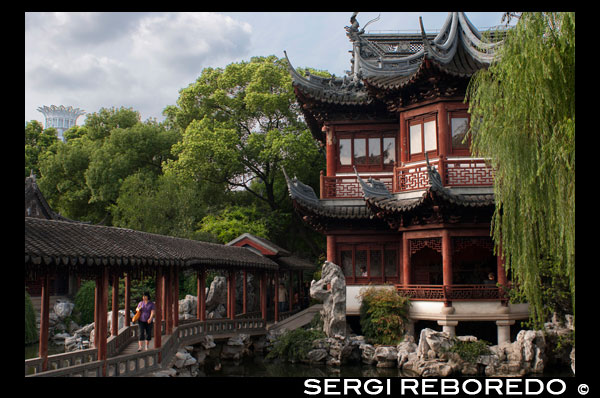 Yuyuan o jardín Yu (Jade Garden) Old Town Shanghai China. Salón de Jade Magnificencia en Yuyuan Garden (Jardín de la Felicidad o Jardín de la Paz) en la Ciudad Vieja de Shanghai, China. Jardín Yu o jardín Yuyuan Yu Yuan, lit. Jardín de la Felicidad es un extenso jardín chino situado al lado del Templo del Dios de la ciudad en el noreste de la ciudad vieja de Shanghai, China. Colinda con el Yuyuan Turismo Mart y es accesible desde la línea del Metro de Shanghai 10 Estación Jardín Yuyuan. Una pieza central es la antigua piedra Currow, una roca porosa de 3,3 m, 5 toneladas. Los rumores sobre su origen incluyen la historia que estaba destinado para el palacio imperial en Pekín, pero fue rescatado después de que el barco se hundió cerca de Shanghai. Jardín Yu fue concebido por primera vez en 1559 durante la dinastía Ming por Pan Yunduan como un consuelo para su padre, el ministro Pan con baño propio, en su vejez. Pan Yunduan comenzó el proyecto después de fallar uno de los exámenes imperiales, pero su nombramiento como gobernador de Sichuan pospuso la construcción durante casi veinte años, hasta 1577. El jardín fue el mayor y más prestigioso de su época en Shanghai, pero con el tiempo su gasto ayudó a arruinar la Pans. El jardín fue heredado por Zhang Zhaolin, el marido de la nieta de Pan Yunduan, y luego pasó a diferentes propietarios. Una sección se organizó brevemente por Zhang Shengqu como la "Academia de la Pureza y Armonía" y el Yuan Ling, de hoy East Garden, fue comprado por un grupo de líderes locales en 1709. Un grupo de comerciantes renovado los terrenos cada vez más decrépitos en 1760 y en 1780 el Jardín West fue abierto al público en general.