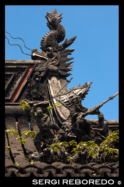 Yuyuan o jardín Yu (Jade Garden) Old Town Shanghai China. Salón de Jade Magnificencia en Yuyuan Garden (Jardín de la Felicidad o Jardín de la Paz) en la Ciudad Vieja de Shanghai, China. Jardín Yu o jardín Yuyuan Yu Yuan, lit. Jardín de la Felicidad es un extenso jardín chino situado al lado del Templo del Dios de la ciudad en el noreste de la ciudad vieja de Shanghai, China. Colinda con el Yuyuan Turismo Mart y es accesible desde la línea del Metro de Shanghai 10 Estación Jardín Yuyuan. Una pieza central es la antigua piedra Currow, una roca porosa de 3,3 m, 5 toneladas. Los rumores sobre su origen incluyen la historia que estaba destinado para el palacio imperial en Pekín, pero fue rescatado después de que el barco se hundió cerca de Shanghai. Jardín Yu fue concebido por primera vez en 1559 durante la dinastía Ming por Pan Yunduan como un consuelo para su padre, el ministro Pan con baño propio, en su vejez. Pan Yunduan comenzó el proyecto después de fallar uno de los exámenes imperiales, pero su nombramiento como gobernador de Sichuan pospuso la construcción durante casi veinte años, hasta 1577. El jardín fue el mayor y más prestigioso de su época en Shanghai, pero con el tiempo su gasto ayudó a arruinar la Pans. El jardín fue heredado por Zhang Zhaolin, el marido de la nieta de Pan Yunduan, y luego pasó a diferentes propietarios. Una sección se organizó brevemente por Zhang Shengqu como la "Academia de la Pureza y Armonía" y el Yuan Ling, de hoy East Garden, fue comprado por un grupo de líderes locales en 1709. Un grupo de comerciantes renovado los terrenos cada vez más decrépitos en 1760 y en 1780 el Jardín West fue abierto al público en general.