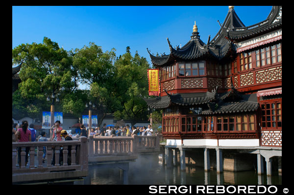 Yuyuan o jardí Yu (Jade Garden) Old Town Xangai Xina. Saló de Jade Magnificència en Yuyuan Garden (Jardí de la Felicitat o Jardí de la Pau) a la Ciutat Vella de Xangai, Xina. Jardí Yu o jardí Yuyuan Yu Yuan, lit. Jardí de la Felicitat és un extens jardí xinès situat al costat del Temple del Déu de la ciutat al nord-est de la ciutat vella de Xangai, Xina. Confina amb el Yuyuan Turisme Mart i accessible des de la línia del metro de Xangai 10 Estació Jardí Yuyuan. Una peça central és l'antiga pedra Currow, una roca porosa de 3,3 m, 5 tones. Els rumors sobre el seu origen inclouen la història que estava destinat per al palau imperial a Pequín, però va ser rescatat després que el vaixell es va enfonsar prop de Xangai. Jardí Yu va ser concebut per primera vegada en 1559 durant la dinastia Ming per Pa Yunduan com un consol per al seu pare, el ministre Pa amb bany propi, en la seva vellesa. Pa Yunduan començar el projecte després de fallar un dels exàmens imperials, però el seu nomenament com a governador de Sichuan va posposar la construcció durant gairebé vint anys, fins 1577. El jardí va ser el major i més prestigiós de la seva època a Xangai, però amb el temps la seva despesa va ajudar a arruïnar la Pans. El jardí va ser heretat per Zhang Zhaolin, el marit de la néta de Pa Yunduan, i després va passar a diferents propietaris. Una secció es va organitzar breument per Zhang Shengqu com la "Acadèmia de la Puresa i Harmonia" i el Yuan Ling, d'avui East Garden, va ser comprat per un grup de líders locals en 1709. Un grup de comerciants renovat els terrenys cada vegada més decrèpits en 1760 i en 1780 el Jardí West va ser obert al públic en general.