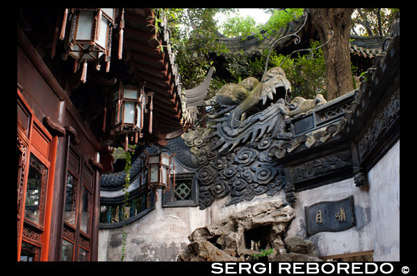 Yuyuan o jardí Yu (Jade Garden) Old Town Xangai Xina. Saló de Jade Magnificència en Yuyuan Garden (Jardí de la Felicitat o Jardí de la Pau) a la Ciutat Vella de Xangai, Xina. Jardí Yu o jardí Yuyuan Yu Yuan, lit. Jardí de la Felicitat és un extens jardí xinès situat al costat del Temple del Déu de la ciutat al nord-est de la ciutat vella de Xangai, Xina. Confina amb el Yuyuan Turisme Mart i accessible des de la línia del metro de Xangai 10 Estació Jardí Yuyuan. Una peça central és l'antiga pedra Currow, una roca porosa de 3,3 m, 5 tones. Els rumors sobre el seu origen inclouen la història que estava destinat per al palau imperial a Pequín, però va ser rescatat després que el vaixell es va enfonsar prop de Xangai. Jardí Yu va ser concebut per primera vegada en 1559 durant la dinastia Ming per Pa Yunduan com un consol per al seu pare, el ministre Pa amb bany propi, en la seva vellesa. Pa Yunduan començar el projecte després de fallar un dels exàmens imperials, però el seu nomenament com a governador de Sichuan va posposar la construcció durant gairebé vint anys, fins 1577. El jardí va ser el major i més prestigiós de la seva època a Xangai, però amb el temps la seva despesa va ajudar a arruïnar la Pans. El jardí va ser heretat per Zhang Zhaolin, el marit de la néta de Pa Yunduan, i després va passar a diferents propietaris. Una secció es va organitzar breument per Zhang Shengqu com la "Acadèmia de la Puresa i Harmonia" i el Yuan Ling, d'avui East Garden, va ser comprat per un grup de líders locals en 1709. Un grup de comerciants renovat els terrenys cada vegada més decrèpits en 1760 i en 1780 el Jardí West va ser obert al públic en general.