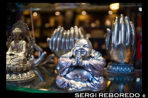 Recuerdo buda Plata y el vendedor mano en las tiendas del casco antiguo, de Shanghai. Templo Jing'an es un famoso templo budista esotérico en la ciudad de Shanghai, pacíficamente situado en medio de calles muy transitadas como su nombre lo indica (Jing'an significa paz y tranquilidad en chino). El Distrito de Jing'an de edad, famosa sólo lleva el nombre del templo. Según la historia, el templo de Jing'an fue construido por Wu Estado (222-280) en el norte del río Wusong (también llamado río Suzhou) en 247 durante el período de los Tres Reinos (220-265). Originalmente llamado como Chongyuan templo, el templo renombrado como Jing'an en 1008 en la dinastía Song del Norte (960-1127). Para proteger de la inundación del río cercano, Templo Jing'an fue trasladado a presentar el sitio en 1216, la dinastía Song del Sur (1127-1279). Reconstruido y reparado muchas veces en la historia, la arquitectura existente del templo fue construido principalmente durante el reinado del emperador Guangxu (1875-1908) de la dinastía Qing (1636-1911). La última reconstrucción del Salón de Mahavira se terminó en 1991, con una estatua de Sakyamuni consagrado y adorado en el interior, que estaba hecha de jade puro y transfiere de Birmania. Tiene una altura de 3,87 metros, una anchura de 2,6 metros y un peso de 11.000 kilogramos, considerado como el más grande de jade de Buda en la parte continental de China en la actualidad. La estatua de jade era tan grande que una pared fue derribada para sostenerlo. La estatua fue hecha de acuerdo con el estilo de la tradicional budista de la nacionalidad Han que la cara tenía la forma de una luna llena y la expresión era tierna y serena. En 2009, una estatua de plata adicional de peso Tathagata en 15 toneladas también puso en el templo.