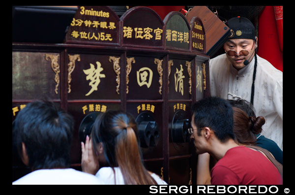 Shanghai espectáculo de marionetas en la antigua ciudad, Shanhai. Los chinos aman a sus hijos, y se limitan, si los habitantes de la ciudad, al menos uno. La multa por violar esta regla es el salario de un año! Estos niños (y abuelos) están participando en el entretenimiento tradicional, la acción visible sólo a través de agujeros para los ojos y por un precio muy bajo, a 3 minutos de 10 yuanes, aproximadamente 1,60 dólares de Estados Unidos. Los visitantes del Wuzhen Shadow Puppet Theater (piy? Ngxì, ???) descubrirán uno de los artes populares más antiguas de China. Sombra Títeres, también conocido como el teatro de sombra, se realiza de tres a cinco jugadores que se presentan obras de teatro y cuentos para una banda sonora de música y los instrumentos chinos tradicionales como el erhu y la flauta. Los personajes son las siluetas de títeres hechos de piel de animal (tradicionalmente buey o piel de oveja) detrás de un telón de fondo brillantemente iluminada. Una vez que una parte fundamental de cualquier festival o celebración, el arte de los títeres de sombras sufrió mucho durante la Revolución Cultural y sólo un puñado de compañías se quedaron todo el país. Los artistas del juego de sombra de Wuzhen son de particular interés y han sido invitados a realizar en Corea, Japón, Singapur, Alemania y otros lugares de todo el mundo.