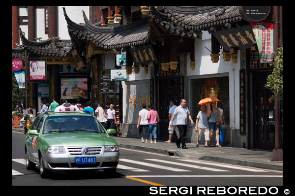 Compras tiendas alrededor de pequeños en la Ciudad Vieja, Shanghai, China. La ciudad vieja de Shanghai, Shangh? I L? O Chengxi? Ng, también conocido anteriormente como la ciudad china, es el núcleo urbano tradicional de Shanghai, China. Su límite se definía por una muralla defensiva. La Ciudad Vieja fue el asiento de condado para el antiguo condado de Shanghai. Con el advenimiento de las concesiones extranjeras en Shanghai, la ciudad vieja se convirtió en sólo una parte del núcleo urbano de Shanghai, pero continuó en las décadas por ser la sede de la autoridad de China en Shanghai. Las características notables incluyen el Templo del Dios de la Ciudad, ubicado en el centro de la Ciudad Vieja y está conectado con el Jardín Yuyuan. Con la excepción de dos secciones cortas, las paredes fueron demolidas en 1912, y una amplia avenida circular construida sobre la antigua muralla y el foso: la mitad sur se llamó el "Zhonghua Road" y la mitad norte de la "Minguo Road" (juntos haciendo arriba "Zhonghua Minguo", o "República de China" en chino). (La mitad norte pasó a llamarse "Renmin Road" ("Camino del Pueblo") en 1950 por el nuevo gobierno comunista de Shanghai). La Ciudad Vieja fue durante décadas en gran parte colindante con el antiguo Distrito Nanshi, que ahora es parte de distrito de Huangpu.