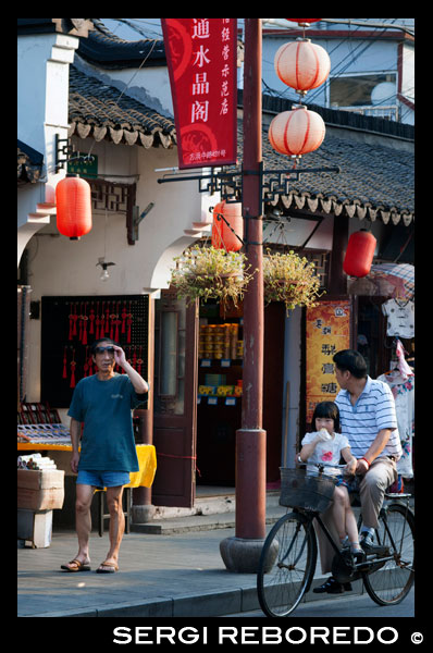 Compras tiendas alrededor de pequeños en la Ciudad Vieja, Shanghai, China. La ciudad vieja de Shanghai, Shangh? I L? O Chengxi? Ng, también conocido anteriormente como la ciudad china, es el núcleo urbano tradicional de Shanghai, China. Su límite se definía por una muralla defensiva. La Ciudad Vieja fue el asiento de condado para el antiguo condado de Shanghai. Con el advenimiento de las concesiones extranjeras en Shanghai, la ciudad vieja se convirtió en sólo una parte del núcleo urbano de Shanghai, pero continuó en las décadas por ser la sede de la autoridad de China en Shanghai. Las características notables incluyen el Templo del Dios de la Ciudad, ubicado en el centro de la Ciudad Vieja y está conectado con el Jardín Yuyuan. Con la excepción de dos secciones cortas, las paredes fueron demolidas en 1912, y una amplia avenida circular construida sobre la antigua muralla y el foso: la mitad sur se llamó el "Zhonghua Road" y la mitad norte de la "Minguo Road" (juntos haciendo arriba "Zhonghua Minguo", o "República de China" en chino). (La mitad norte pasó a llamarse "Renmin Road" ("Camino del Pueblo") en 1950 por el nuevo gobierno comunista de Shanghai). La Ciudad Vieja fue durante décadas en gran parte colindante con el antiguo Distrito Nanshi, que ahora es parte de distrito de Huangpu.