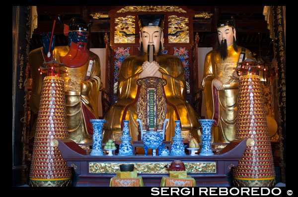 Templo y pagoda Dios, templo budista en Shanghai, altar, santuario. Un altar en Chenghuang Miao o Dios de la Ciudad del Templo en Jardines de Yu Yuan bazar Shanghai, China. Situado junto al Jardín Yuyuan y también conocido hoy como el Yu Garden Market, el Templo del Dios de la Ciudad (Templo Chenghuang) fue construida en el siglo XV, durante la dinastía Ming. Originalmente un templo construido en honor del estadista Han Huo Guang (68 aC) El Templo del Dios de la Ciudad es un templo taoísta que se compone de muchas salas como el Gran Hall, Medio Hall, Palacio Dormitorio, Star Dioses Hall, Yama Palace, Xuzhen Dios Hall. El templo tenía una superficie de más de 10.000 metros cuadrados, incluyendo dos jardines: West Garden (Jardín Yuyuan) y East Garden. El Templo del Dios de la ciudad tiene una gran influencia en los residentes de Shanghai. Las fiestas religiosas del templo están considerados como los festivales de toda la gente de Shanghai. Especialmente cuando viene el festival Sanxun (un día en que el Dios de la ciudad comienzan a inspeccionar su pueblo), casi todas las personas que vendrán al templo para quemar incienso y adorar al Dios, mientras que todas las tiendas dentro o cerca de colgarían linternas rojas para celebrar el festival. Además, algunas artes populares, como pelea de gallos, el rendimiento caligrafía y acrobacias, son bastante atractivo.