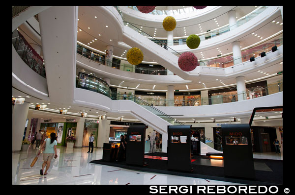 Interior of upmarket shopping mall in Lujiazui financial district of Pudong in Shanghai China. Shanghai's commercial districts initially came out in streets, such as East Nanjing Road, Middle Huaihai Road, Tianshan Road, North Sichuan Road and etc. Compact commercial blocks were beginning to boom later, such as Xujiahui, Lujiazui areas. The development of subway network in the city gave birth to many new flourishing businesses centers, concentrated around subway stations. The underground world here is also a popular shopping area with eye - catching appeal. To give a general instruction, here are major commercial zones and shopping centers as a guide to tourists. International brands abound at this super-size mall. This 12-story mega mall is home to a host of Western and international brands including H&M, Toys R’ Us and Uniqlo.  Because of its size, the mall isn't too crowded, even at high-volume shopping times, but we can't help feeling the vast space hasn't been used to its best ability, with wide, shop-less corridors and odd hidden mini-levels that connect to the main floors. Dining options range from American fast food to seafood at the upscale Chu Xuan Tang, as well as a variety of Chinese, Japanese and Korean restaurants. The basement (B2) level is also home to a huge bakery focused food court, Bakeria, which includes Spanish churros brand San Gines, and Time Out favourite healthy salad and sides canteen Sproutworks. For groceries, Lotus supermarket in the basement offers a large variety of fresh and imported goods. although at slightly higher prices than local stores. Don’t feel like shopping? Work out at Will’s gym (complete with cardio equipment and personal trainers) or catch an IMAX at Stellar Cinema City, which plays both Western and Chinese movies.