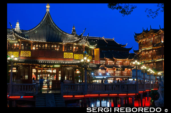 Yuyuan o jardín Yu (Jade Garden) Old Town Shanghai China. Salón de Jade Magnificencia en Yuyuan Garden (Jardín de la Felicidad o Jardín de la Paz) en la Ciudad Vieja de Shanghai, China. Jardín Yu o jardín Yuyuan Yu Yuan, lit. Jardín de la Felicidad es un extenso jardín chino situado al lado del Templo del Dios de la ciudad en el noreste de la ciudad vieja de Shanghai, China. Colinda con el Yuyuan Turismo Mart y es accesible desde la línea del Metro de Shanghai 10 Estación Jardín Yuyuan. Una pieza central es la antigua piedra Currow, una roca porosa de 3,3 m, 5 toneladas. Los rumores sobre su origen incluyen la historia que estaba destinado para el palacio imperial en Pekín, pero fue rescatado después de que el barco se hundió cerca de Shanghai. Jardín Yu fue concebido por primera vez en 1559 durante la dinastía Ming por Pan Yunduan como un consuelo para su padre, el ministro Pan con baño propio, en su vejez. Pan Yunduan comenzó el proyecto después de fallar uno de los exámenes imperiales, pero su nombramiento como gobernador de Sichuan pospuso la construcción durante casi veinte años, hasta 1577. El jardín fue el mayor y más prestigioso de su época en Shanghai, pero con el tiempo su gasto ayudó a arruinar la Pans. El jardín fue heredado por Zhang Zhaolin, el marido de la nieta de Pan Yunduan, y luego pasó a diferentes propietarios. Una sección se organizó brevemente por Zhang Shengqu como la "Academia de la Pureza y Armonía" y el Yuan Ling, de hoy East Garden, fue comprado por un grupo de líderes locales en 1709. Un grupo de comerciantes renovado los terrenos cada vez más decrépitos en 1760 y en 1780 el Jardín West fue abierto al público en general.