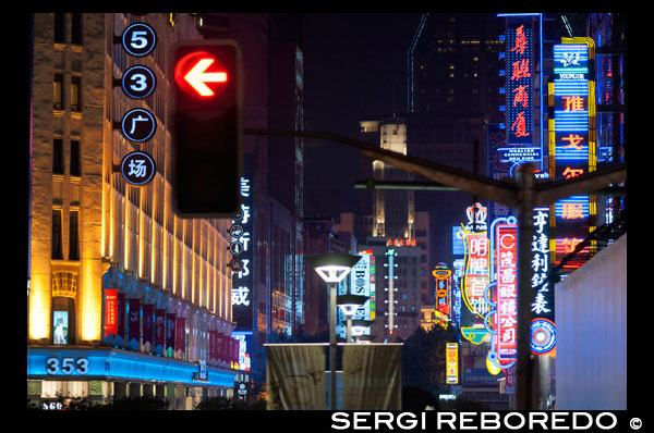 Els rètols de neó publicitat al carrer Nanjing a la nit, Shanghai. Nanjing Road (xinès: ???, pinyin :? Nánj ng LU) és la principal carrer comercial de Xangai, Xina, i és un dels carrers comercials més actives del món. Porta el nom de la ciutat de Nanjing, capital de la província de Jiangsu veïna Xangai. Nanjing Road d'avui consta de dues seccions, Nanjing Road East i West Nanjing Road. En alguns contextos, "Nanjing Road" es refereix només al que era pre-1945 Nanjing Road, l'actual Nanjing Road East, que és en gran part de vianants. Abans de l'adopció de la romanització pinyin en la dècada de 1950, el seu nom va ser traduït com Nanking Road a Anglès. La història de Nanjing Road es remunta a l'any 1845. En aquest moment se li va cridar "Park Lane", que s'estenia des del Bund a He'nan Road. En 1854, es va ampliar a Zhejiang Road, i vuit anys més tard, un cop més estesa a Xizang Road. En 1862, va ser nomenat formalment "Nanking Road" pel Consell Municipal, que administra l'Acord Internacional. En xinès es refereix generalment com la carretera principal (???). Al voltant de 1930 va ser una bulliciosa carrer amb almenys un casino reportat (probablement en el nr. 181). [Cita requerida] En 1943 l'Acord Internacional va ser anul·lat, i després de la Segona Guerra Mundial, el govern va canviar el seu nom del carrer Nanking a "East Nanjing Road ", per la seva banda, també va canviar el nom de l'ex Carrer del Pou Burbujeante" West Nanjing Road ", i el nom general dels dos camins es va convertir en" Nanjing Road ", que comprèn cinc quilòmetres de longitud total.