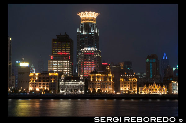 La Federació en la nit i el riu Huangpu. El passeig del Bund, Xangai, Xina. Xina Shanghai Turisme Shanghai Skyline vist sobre el riu Huangpu des del Bund. Bin Jiang Avenue, The Bund, Xangai, Xina. Els aspectes més destacats del Bund són, sens dubte, els edificis de l'època colonial que voregen el costat oest de Zhongshan Dong Yi Lu, destacats dels quals inclouen l'antic Consolat Britànic, Casa de la Duana, l'ex Hong Kong i Xangai Bank, ex Xangai Club (ara l'Hotel Waldorf Astoria ), i l'Hotel de la Pau. Per a més detalls sobre aquests edificis, molts dels quals han estat restaurades amb habilitat, i una guia per caminar més completa a aquesta galeria de l'arquitectura europea. A més de la seva arquitectura colonial lloc d'interès, però, el Bund té algunes altres petites atraccions. En el seu extrem nord, el rehabilitat Suzhou Creek entra al riu Huangpu sota de la (59 ft.) De ferro a tot el 18m Pont Waibaidu, construït el 1906 per reemplaçar el pont de peatge original de fusta construïda en 1856 per un home de negocis anglès. El pont va ser restaurat per última vegada el 2009. A la vora del riu s'aixeca un obelisc de granit, Monument als Herois del Poble, construït el 1993 i dedicada als patriotes xinesos (com es defineix pel Partit Comunista) a partir de la dècada de 1840. El Museu Bund Història (9 PM-16: 15; entrada gratuïta), que conté alguns artefactes i algunes fotografies interessants del Bund, es troba a la base; No obstant això, al tancament d'aquesta edició, el museu estava tancat per reformes. Just al sud del monument que solia ser el parc Huangpu Gongyuan, originalment els jardins públics britànics van construir en 1868. En els primers dies, només els funcionaris xinesos que acompanyen als seus amos estrangers se'ls va permetre entrar al parc. Els gossos també van ser prohibides, el que porta en els anys posteriors a la apòcrifa NO signe XINÈS O S'ADMETEN GOSSOS s'atribueix al parc. El parc va ser inaugurat finalment a la Xina el 1926, però avui en dia, te es converteixen en part del passeig Bund amb la recent renovació. Al sud d'aquí, davant de l'Hotel de la Pau, és l'entrada a la zona de vianants Bund Sightseeing Tunnel (Waitan Guanguang Suidao) (tots els dies de 8 am a 22:30 23:00 de divendres a diumenge; admissió ¥ 55 d'anada i tornada, 45 ¥ en un sol sentit) situat sota el Huangpu. Completar amb els cotxes de tramvia i un espectacle de llums, el túnel connecta el centre de Xangai a la Nova Àrea de Pudong i la Torre de Televisió Perla Oriental. També aquí es troba una estàtua de Chen Yi, el primer alcalde de Xangai després de 1949 i la imatge de Mao Zedong, almenys en bronze. Més cap al sud pel Bund Promenade estan a desenes de venedors, alguns restaurants i excel·lents miradors que donen al riu. En la intersecció amb Yan'an Dong Lu, també es donarà compte d'una pintoresca torre de senyals, una torre de maó ronda prim que va servir com una torre de control de trànsit al riu durant l'època colonial. El primer va ser construït el 1884, la torre va ser reconstruïda en 1907, i també va transmetre els informes meteorològics. El 1993 durant l'ampliació de Zhongshan Lu, es va traslladar 20 metres (66 peus.) Al seu lloc actual. A uns 20 minuts a peu més baix al passeig marítim són els molls per als creuers pel riu Huangpu.