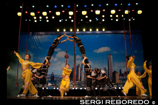 Centre de Xangai. Shanghai Zaji Tuan. Rendiment Acrobat Xangai Centre Xangai Xina. Actuació, Audiència Piràmide humana Etapa Dins d'una companyia de Xangai de màgia i acrobàcia, (Xangai Shangcheng). Theatre Centre. Shanghai Troupe Acrobàtica. Shanghai Troupe Acrobàtica és el grup d'acròbates més antiga de Xangai i ben coneguda a tot el món. Després dels espectacles amb animals van ser prohibits al Xangai Circus World, el grup es va traslladar a la luxosa Xangai Centre Theatre el 2005. Aquest grup experimentat ha aconseguit amb habilitat per reunir un espectacle que ho té tot. Mentre es manté un sabor tradicional, el rendiment és modern, amb gestes extremes per mantenir-se en la vora del seu seient. La història és captivadora i fins i tot el públic pot participar! Les instal·lacions Espectacles i teatre són de primera categoria. Sens dubte, aquest espectacle addictiu és la nostra primera selecció. El famós Xangai Troupe Acrobàtica ha realitzat a tot el món i és una nit meravellosa per als visitants a Xangai. El seu moviment és art - ben coreografiada i assajada sense fi. On: El Centre de Teatre de Xangai, 1376 Nanjing Xi Lu, Shanghai, Xina Quan: 19:30, en general set nits a la setmana. Realitzat pel Xangai Troupe Acrobàtica, un conegut grup d'acròbates professionals xinesos primera fundada el 1951, aquest espectacle elèctric és una visita obligada a Xangai. Vostè rebrà entrades per al riu Huangpu Sensation, una producció amb forts trets de Xangai, presentat per primera vegada per Xangai Troupe Acrobàtica el 2005 a Xangai Center Theater. El programa consta de 3 parts: "Dia de Tardor", "Lluna Reflexió" i "Núvols Rosy", que mostra les vicissituds de Xangai; "Gran Festa" i "Amants en el Bund", que explica la història d'ahir; "Juglar al Bar", que reflecteix l'encant d'avui; i "Submarinisme Hoop," i "Màgia d'il·lusió," predir el desenvolupament del demà. Alguns actes, com "Reproduir Dooly", "Seda Stripes" i "Piràmide de les Càtedres" van ser els guanyadors del Premi Lleó d'Or en el Xina National Acrobatic Competicions. El programa complet és el següent: Juga Dooly Peu Malabars / Play Diabolo Glass Balancing seda corda penjant Joc La Bola Plate Spinning Petit Teeterboard Nas Equilibri Equilibri President del barret de palla de la pagoda de bols de font Habilitat en el donar Hoop busseig a la gran taula Trampolí Modelant el pi amb una sola mà cos suau Agiti el gruix pal