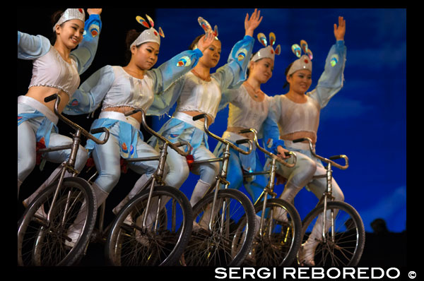 Rendimiento Acrobat bicicleta Shanghai Centre Shanghai China. Centro de Shanghai. Shanghai Zaji Tuan. En el interior de una compañía de Shanghai de la magia y acrobacia, (Shanghai Shangcheng). Theatre Centre. Shanghai Troupe Acrobática. Shanghai Troupe Acrobática es el grupo de acróbatas más antigua de Shanghai y bien conocida en todo el mundo. Después de los espectáculos con animales fueron prohibidos en el Shanghai Circus World, el grupo se trasladó a la lujosa Shanghai Centre Theatre en 2005. Este grupo experimentado ha logrado con habilidad para reunir a un espectáculo que lo tiene todo. Mientras se mantiene un sabor tradicional, el rendimiento es moderno, con hazañas extremas para mantenerse en el borde de su asiento. La historia es cautivadora e incluso el público puede participar! Las instalaciones Espectáculos y teatro son de primera categoría. Sin duda, este espectáculo adictivo es nuestra primera selección. El famoso Shanghai Troupe Acrobática ha realizado en todo el mundo y es una noche maravillosa para los visitantes a Shanghai. Su movimiento es arte - bien coreografiada y ensayada sin fin. Donde: El Centro de Teatro de Shanghai, 1376 Nanjing Xi Lu, Shangai, China Cuándo: 19:30, por lo general siete noches a la semana. Realizado por el Shanghai Troupe Acrobática, un conocido grupo de acróbatas profesionales chinos primera fundada en 1951, este espectáculo eléctrico es una visita obligada en Shanghai. Usted recibirá entradas para el río Huangpu Sensation, una producción con fuertes rasgos de Shanghai, presentado por primera vez por Shanghai Troupe Acrobática en 2005 en Shanghai Center Theater. El programa consta de 3 partes: "Día de Otoño", "Luna Reflexión" y "Nubes Rosy", que muestra las vicisitudes de Shanghai; "Gran Fiesta" y "Amantes en el Bund", que cuenta la historia de ayer; "Juglar en el Bar", que refleja el encanto de hoy; y "Buceo Hoop," y "Magia de ilusión," predecir el desarrollo del mañana. Algunos actos, como "Reproducir Dooly", "Seda Stripes" y "Pirámide de las Cátedras" fueron los ganadores del Premio León de Oro en el China National Acrobatic Competiciones. El programa completo es el siguiente: Juega Dooly Pie Malabares / Play Diabolo Glass Balancing seda cuerda colgando Juego La Bola Plate Spinning Pequeño Teeterboard Nariz Equilibrio Equilibrio Presidente del sombrero de paja de la pagoda de tazones de fuente Habilidad en el dar Hoop buceo en la gran mesa Trampolín Modelando el pino con una sola mano cuerpo suave Agite el grueso Stick.