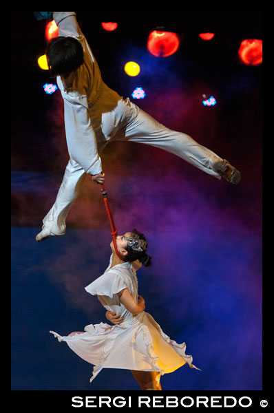 Rendimiento Acrobat Shanghai Centre Shanghai China. Centro de Shanghai. Shanghai Zaji Tuan. En el interior de una compañía de Shanghai de la magia y acrobacia, (Shanghai Shangcheng). Theatre Centre. Shanghai Troupe Acrobática. Shanghai Troupe Acrobática es el grupo de acróbatas más antigua de Shanghai y bien conocida en todo el mundo. Después de los espectáculos con animales fueron prohibidos en el Shanghai Circus World, el grupo se trasladó a la lujosa Shanghai Centre Theatre en 2005. Este grupo experimentado ha logrado con habilidad para reunir a un espectáculo que lo tiene todo. Mientras se mantiene un sabor tradicional, el rendimiento es moderno, con hazañas extremas para mantenerse en el borde de su asiento. La historia es cautivadora e incluso el público puede participar! Las instalaciones Espectáculos y teatro son de primera categoría. Sin duda, este espectáculo adictivo es nuestra primera selección. El famoso Shanghai Troupe Acrobática ha realizado en todo el mundo y es una noche maravillosa para los visitantes a Shanghai. Su movimiento es arte - bien coreografiada y ensayada sin fin. Donde: El Centro de Teatro de Shanghai, 1376 Nanjing Xi Lu, Shangai, China Cuándo: 19:30, por lo general siete noches a la semana. Realizado por el Shanghai Troupe Acrobática, un conocido grupo de acróbatas profesionales chinos primera fundada en 1951, este espectáculo eléctrico es una visita obligada en Shanghai. Usted recibirá entradas para el río Huangpu Sensation, una producción con fuertes rasgos de Shanghai, presentado por primera vez por Shanghai Troupe Acrobática en 2005 en Shanghai Center Theater. El programa consta de 3 partes: "Día de Otoño", "Luna Reflexión" y "Nubes Rosy", que muestra las vicisitudes de Shanghai; "Gran Fiesta" y "Amantes en el Bund", que cuenta la historia de ayer; "Juglar en el Bar", que refleja el encanto de hoy; y "Buceo Hoop," y "Magia de ilusión," predecir el desarrollo del mañana. Algunos actos, como "Reproducir Dooly", "Seda Stripes" y "Pirámide de las Cátedras" fueron los ganadores del Premio León de Oro en el China National Acrobatic Competiciones. El programa completo es el siguiente: Juega Dooly Pie Malabares / Play Diabolo Glass Balancing seda cuerda colgando Juego La Bola Plate Spinning Pequeño Teeterboard Nariz Equilibrio Equilibrio Presidente del sombrero de paja de la pagoda de tazones de fuente Habilidad en el dar Hoop buceo en la gran mesa Trampolín Modelando el pino con una sola mano cuerpo suave Agite el grueso palo