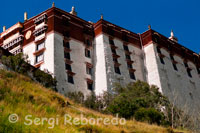 Palau del Potala. Lhasa. El 1961, el Palau Potala es va incloure entre les relíquies sota protecció estatal prioritària. El palau va ser restaurat el 1989 amb fons assignats pel Govern Central. Va ser declarat Patrimoni de la Humanitat per la UNESCO el 1994.