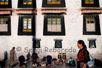 Cada dia milers de tibetans resen i canten pregàries agenollant costat del temple Jokhabg. El temple de Jokhang o monestir de Jokhang és el més famós dels temples budistes de Lhasa al Tibet. És el centre espiritual de la ciutat i potser la seva atracció turística més famosa. Està considerat per la Unesco com a Patrimoni de la Humanitat amb el Palau de Potala i el Palau Norbulingka.