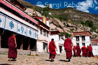 Els monjos surten del temple de Sera després de la seva pegaria en forma de debat i es dirigeixen a les seves estances. El monestir de Sera, a Lhasa, és conegut pels debats entre monjos. El debat es produeix en un pati on hi ha d'haver entre 100 i 200 monjos.