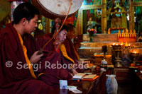 Monjo resant a l'interior del Monestir de Tsepak Lhakhang. Lhasa. Les dones fan processó al voltant del temple per demanar al déu de la longevitat (Cherisi chepal) tenir un bon part, o persones grans per resar-li.