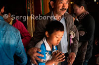 Un ancià al costat del seu fill al Monestir de Tsepak Lhakhang. Lhasa. Les dones fan processó al voltant del temple per demanar al déu de la longevitat (Cherisi chepal) tenir un bon part, o persones grans per resar-li. L'onada d'immolacions a l'estil bonze que duen a terme tibetans a la Xina des de fa més d'un any no cessa , i el Govern ha respost amb detencions i un desplegament de forces de seguretat a les zones afectades , que poc han pogut fer per posar fi a la cadena de suïcidis .