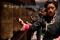 Diverses dones fan girar els molins d'oració al Monestir de Tsepak Lhakhang. Lhasa. Les dones fan processó al voltant del temple per demanar al déu de la longevitat (Cherisi chepal) tenir un bon part, o persones grans per resar-li.