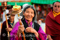 El pelegrins fan girar la seva molí de pregària mentre fan el Kora al voltant del temple Jokhang. Lhasa. N'hi ha de tots tipus i mides, des d'alguns que caben al palmell de la mà fins alguns enormes que es troben en monestirs i fins n'hi ha moguts per sistema elèctric o per l'aigua del rius. Porta en el seu interior porten uns pergamins amb mantres escrits a mà, normalment en el seu antic llengua, el sànscrit, pergamins que poden arribar tenir de deu a dotze metres de longitud perfectament enrotllats en el seu interior i que amb el moviment eleven al cel les seves oracions i pregàries.