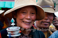 Pelegrins costat del temple Jokhang. Lhasa. Cada dia milers de tibetans resen i canten pregàries fent el que ells anomenen la kora al voltant del temple Jokhabg. La gent que va al Temple i no entra, camina al voltant d'ell en el sentit de les agulles del rellotge. Els pelegrins resen en alt mentre caminen, fins i tot alguns canten.