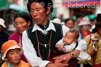 Un pare passeja amb els seus fills pels carrers de Lhasa, a prop del temple de Jokhang.
