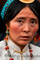 Una tibetana vestida de manera típica, inclosos els seus ardornos en turquesa. Les turqueses que s'extreuen al Tibet oriental, occidental, i al voltant de Lhasa. La riquesa del color és el factor determinant del valor d'una turquesa: en general, el color més desitjable és el blau fosc, però, al Tibet són més valorades en color blau més verdós. Es creu que la paraula Turquesa, prové de la relació que té amb Turquia com a país on es comercialitzava des de l'antiguitat, encara que a Turquia no es troben Turqueses. Probablement va ser de les primeres a ser introduïda a Europa a través de Turquia, juntament amb altres productes provinents de la ruta de la seda. La turquesa no es va convertir en una pedra ornamental important fins al segle XIV. Les pedres van ser exportades a Alemanya, on se les coneixia com Steins Turkisher, que es tradueix com "pedres de turc". Quan les pedres van arribar a França, el nom alemany es tradueix en turquesa Pierre - pedra de Turquia.
