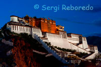 Palau del Potala. Lhasa. La Unesco va incloure el Palau Potala en el Patrimoni Mundial el 1994 i, més tard, com a suplement, el Temple de Jokhang i el Palau de Norbu Lingka. En la reconstrucció i ampliació del palau efectuada al segle 17 van participar destacats pintors provinents de diferents regions del Tibet. Aquests brillants artistes van decorar amb milers d'elegants i belles pintures les parets de sales, vestíbuls, corredors i galeries. La temàtica d'aquests murals és molt rica, ja que abasta relats sobre figures de l'antiguitat, històries extretes dels sutres, així com mostres de l'arquitectura, els costums populars, els esports i altres activitats recreatives. Aquestes obres constitueixen un veritable tresor artístic. En el Palau Potala es conserven així mateix prop de 10.000 objectes de gran valor. A més d'innombrables rotllos de pintura, escultures en pedra i en fusta, figures d'argila i altres objectes artístics, abunden les relíquies culturals, entre elles sutres escrits sobre fulles de pattra, catifes tibetanes, pendons amb sutres, peces de porcellana i de jade, així com diverses mostres de l'artesania tradicional. Tots això no només té gran valor artístic, sinó que és una plasmació dels llaços que van unir als tibetans amb els han i altres ètnies del país durant més de mil anys, així com dels intercanvis que van mantenir amb ells.