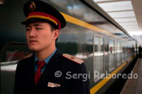 Estació de tren de Lhasa. Xina va inaugurar el primer exprés al Tibet, el més alt del món - En diuen Camí al Cel. El primer tren al Tibet, inaugurat el 2006 per la Xina, travessa un autèntic paradís de muntanyes gelades i, al punt més elevat, arriba als 5072 metres-a les muntanyes tibetans de Tanggula-, cosa que el converteix en el ferrocarril més alt del món. No per res sota dels seients hi ha màscares d'oxigen per a cada passatger, alhora que les finestres tenen un filtre que evita el pas dels raigs ultraviolats (que es fan més potents i perjudicials amb l'augment de l'alçada). La línia Qinghai-Tibet, la primera etapa va començar a construir-se en secret en els anys 50, cobreix la ruta des de Pequín a Lhasa, capital del Tibet, en un espectacular viatge que travessa Xina de Nord-est a Sud-oest, i que curiosament és més curt en l'anada costa amunt (47 hores i 28 minuts) que a la tornada costa avall (48 hores). Mentre el govern xinès, que va invertir 4200000000 de dòlars en la seva construcció, assegura que la nova línia traurà al Tibet del seu aïllament i ajudarà a vigoritzar la seva economia (a més, es preveu que s'incrementi el nombre de turistes en 4000 persones diàries), en el Tibet s'interpreta com un pas més en la colonització d'aquest petit país ocupat per la Xina des de 1951. D'altra banda, els ecologistes temen l'impacte del tren en els gels perpetus o en animals en perill d'extinció. Pequín, per la seva banda, va anunciar que per pal · liar el dany ecològic invertirà 187.500.000 de dòlars. Així mateix, les finestres del tren es tancaran hermèticament per evitar que es llancin objectes a l'exterior, sobretot al seu pas per la Reserva Natural de Hoh Xil, llar de l'antílop tibetà.