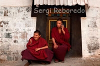 Monjos a l'interior del Monestir Tashilumpo, ubicat a Shigatse, Tibet. El monestir Tashilumpo també un dels diversos monestirs mantenen intactes en la dècada de 1970 la revolució cultural.