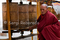 Un monjo fent girar les rodes de l'oració en l'interior del Monestir Tashilumpo, ubicat a Shigatse, Tibet. El monestir de Tashilumpo és gegantí, com correspon a una construcció que alberga 700 persones.