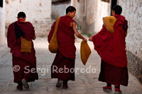 Monjos a l'interior del Monestir Tashilumpo, ubicat a Shigatse, Tibet. A més de perdre pels carrerons i innombrables capelles de Tashilumpo, el bon viatger no s'ha d'oblidar de recórrer el seu lingkor (ruta de peregrinació). En aquest camí de tres quilòmetres que circumval al monestir circulen nombrosos devots que giren les omnipresents rodes de pregàries mentre entonen el sagrat "om". Aquest mantra, un dels més sagrats del budisme, està compost en sànscrit de tres lletres: A, O i M. Cadascuna d'elles representa un estat de consciència: A simbolitza l'estat de vigília, U, l'estat de somni, i M, l'estat de son profund.